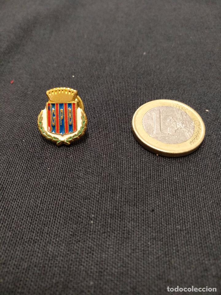 Sports collectibles: PIN INSIGNIA - PE&Ntilde;A F.C. BARCELONA - SIGLAS G.P.B.