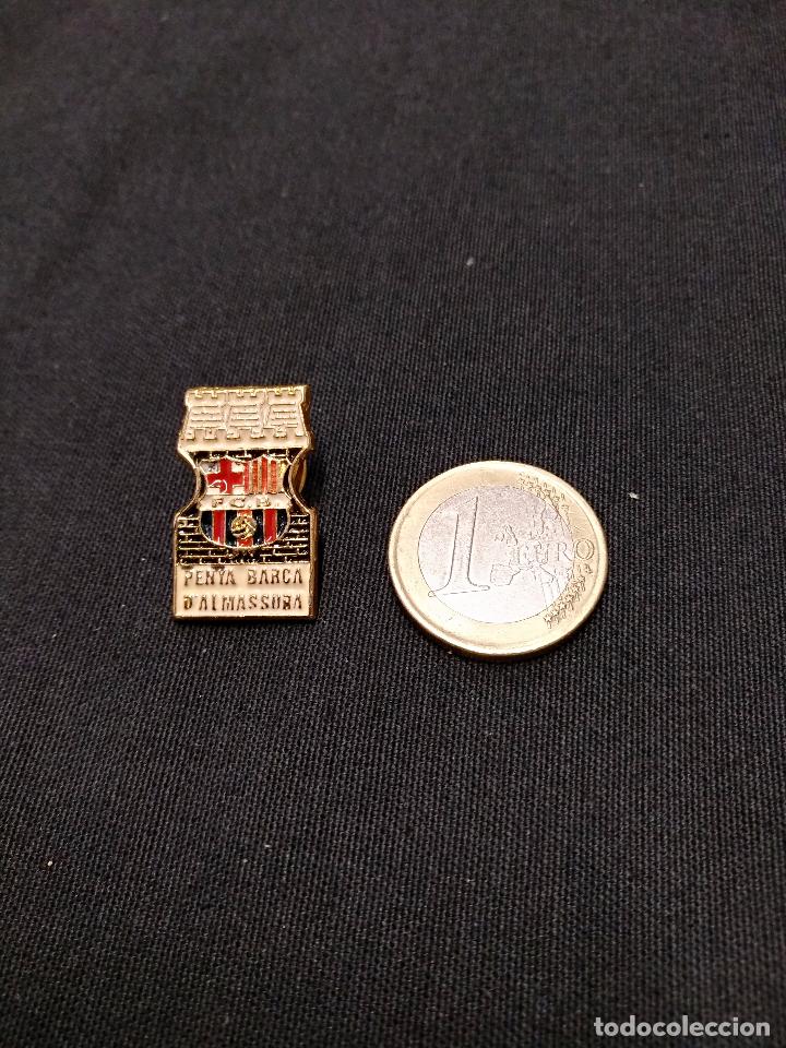 Sports collectibles: PIN INSIGNIA - PE&Ntilde;A F.C. BARCELONA - PENYA BAR&Ccedil;A D'ALMASSORA