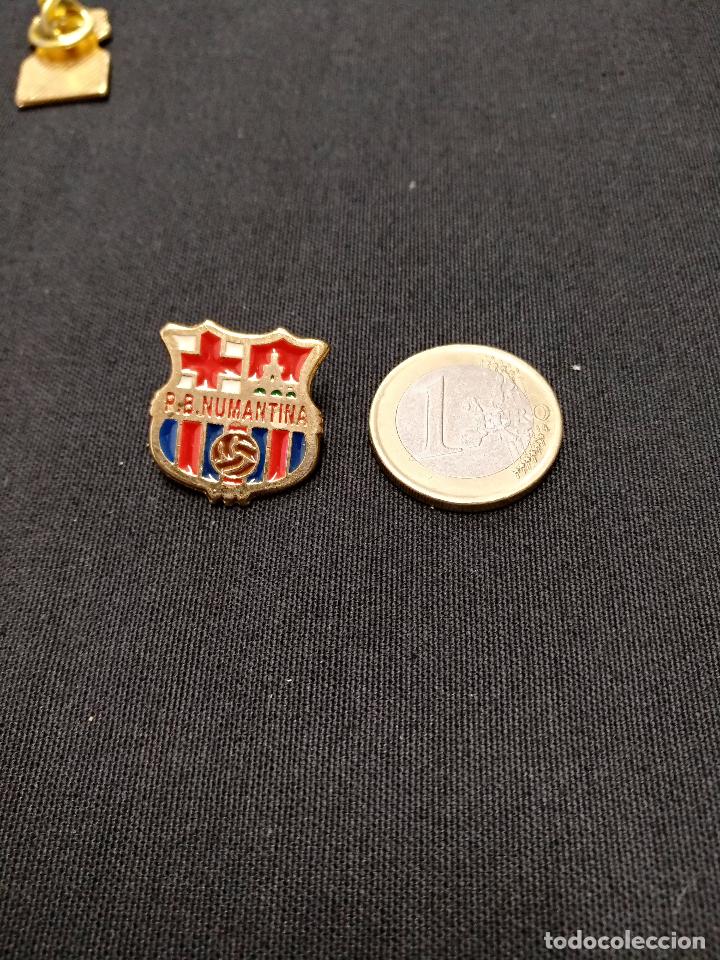 Sports collectibles: PIN INSIGNIA - PE&Ntilde;A F.C. BARCELONA - P.B. NUMANTINA
