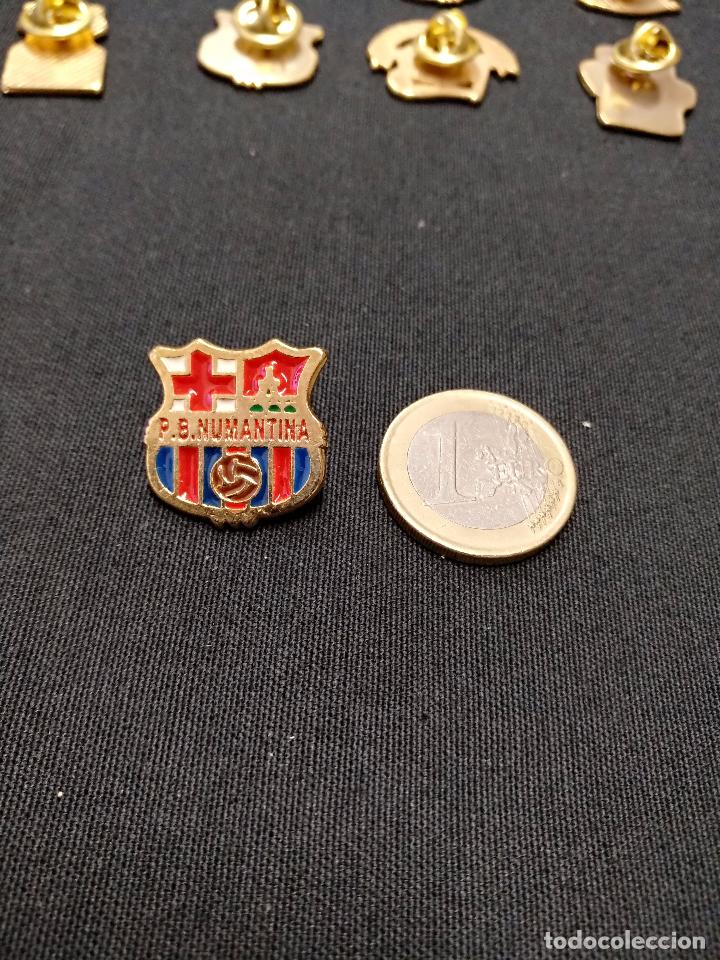 Sports collectibles: PIN INSIGNIA - PE&Ntilde;A F.C. BARCELONA - P.B. NUMANTINA