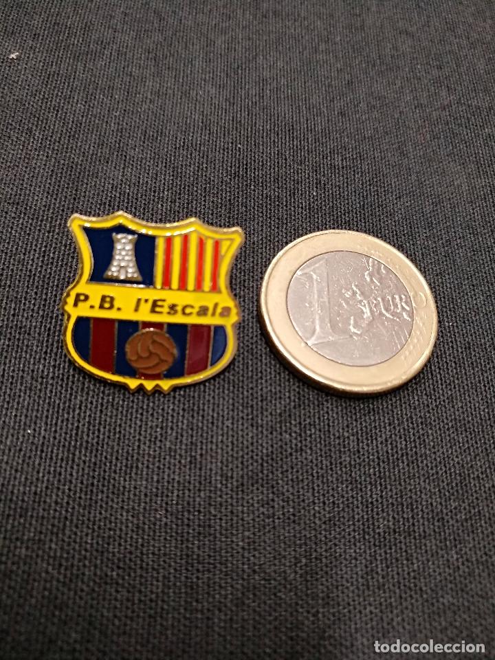 Sports collectibles: PIN INSIGNIA - PE&Ntilde;A F.C. BARCELONA - P.B. L'ESCALA