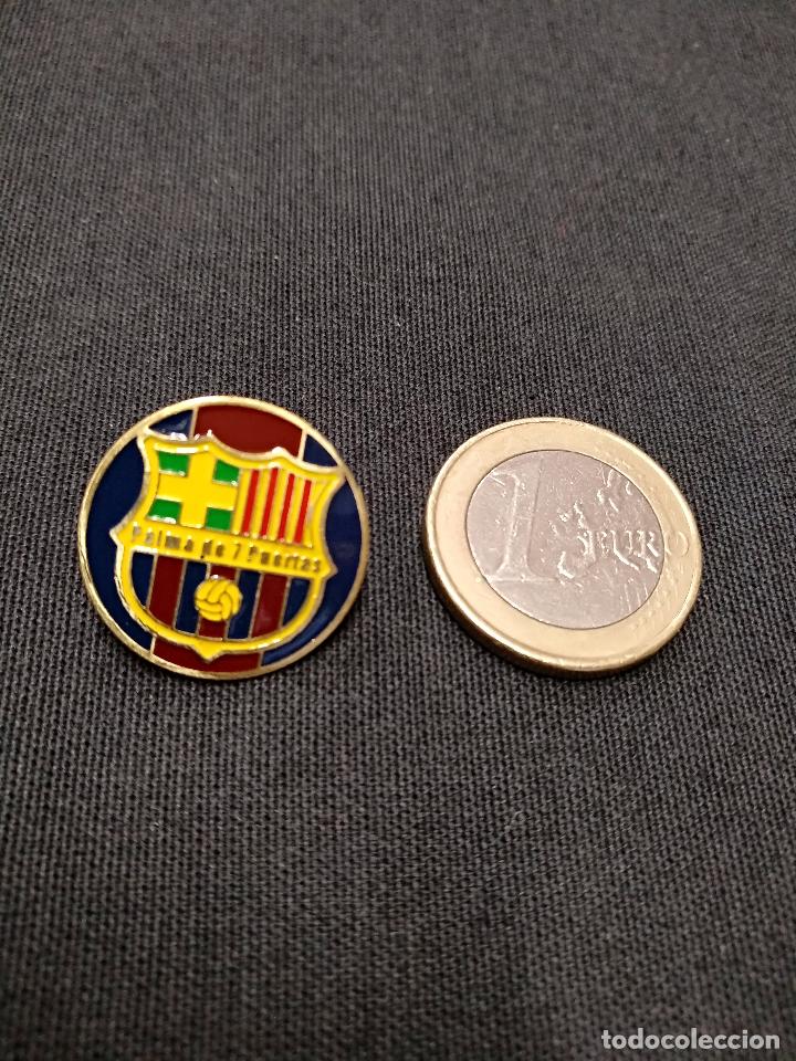 Sports collectibles: PIN INSIGNIA - PE&Ntilde;A F.C. BARCELONA - PALMA DE 7 PUERTAS