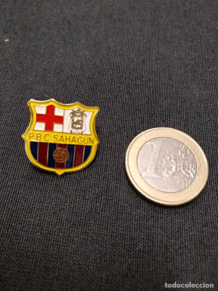 Sports collectibles: PIN INSIGNIA - PE&Ntilde;A F.C. BARCELONA - P.B.C. SAHAGUN