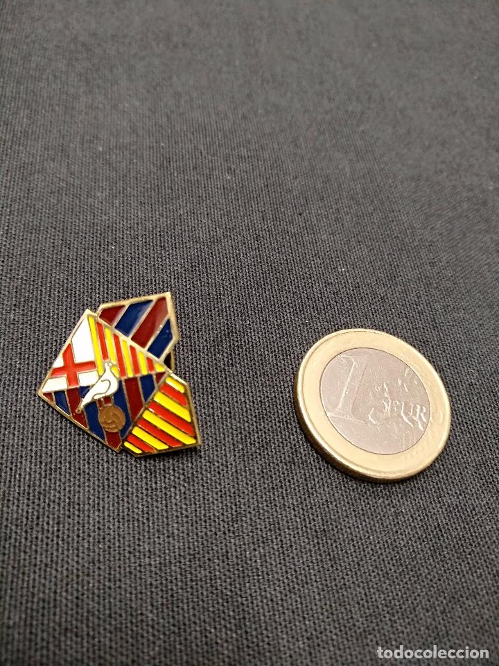 Sports collectibles: PIN INSIGNIA - PE&Ntilde;A F.C. BARCELONA - P.B. SANTA COLOMA