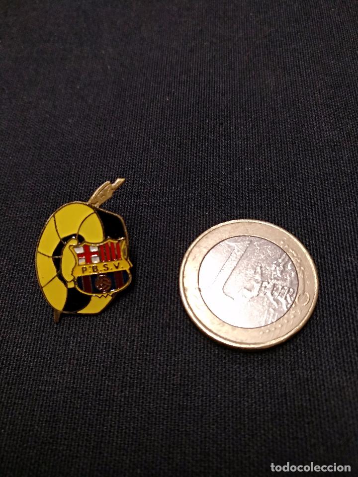 Sports collectibles: PIN INSIGNIA - PE&Ntilde;A F.C. BARCELONA - P.B. SANT VICEN&Ccedil; DELS HORTS -