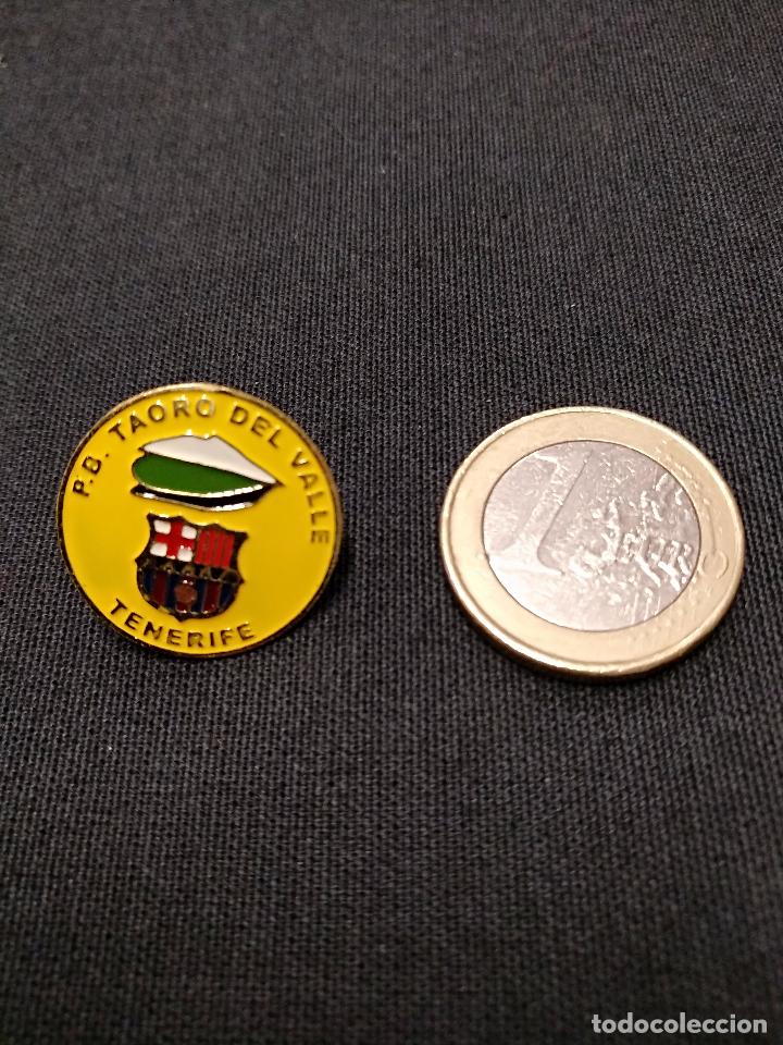 Sports collectibles: PIN INSIGNIA - PE&Ntilde;A F.C. BARCELONA - P.B. TAORO DEL VALLE - TENERIFE