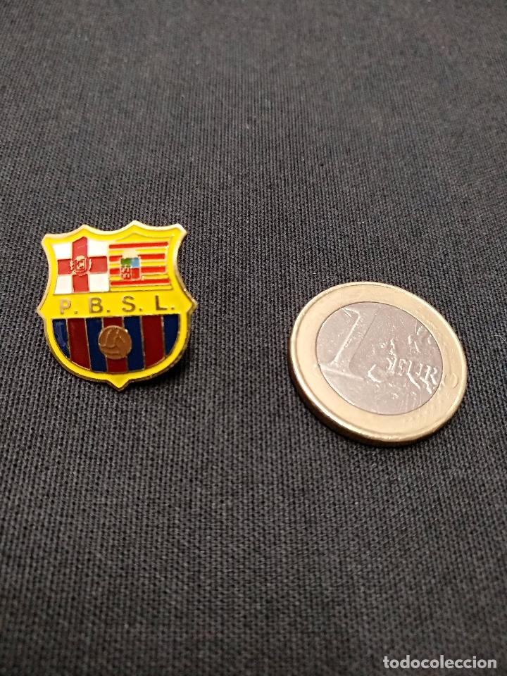 Sports collectibles: PIN INSIGNIA - PE&Ntilde;A F.C. BARCELONA - P.B. SAN LORENZO - HUESCA -