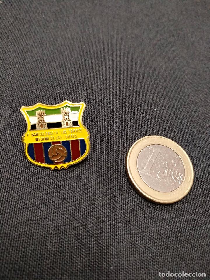 Sports collectibles: PIN INSIGNIA - PE&Ntilde;A F.C. BARCELONA - P. BARCELONISTA LAS TORRES - MEDINA DE LAS TORRES