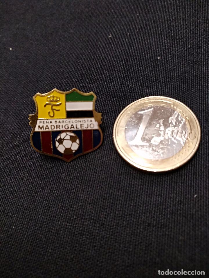 Sports collectibles: PIN INSIGNIA - PE&Ntilde;A F.C. BARCELONA - PE&Ntilde;A BARCELONISTA MADRIGALEJO