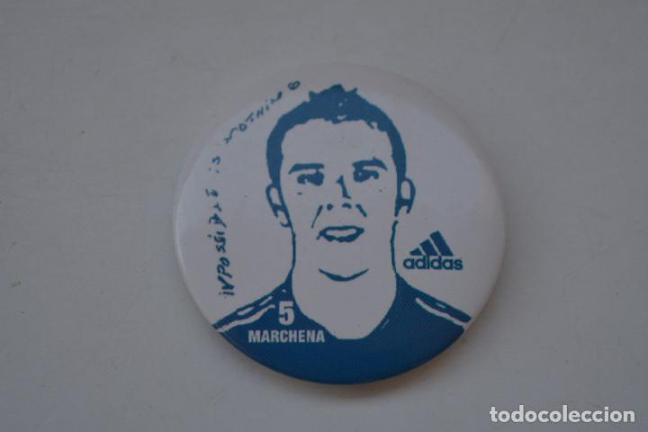 Coleccionismo deportivo: CHAPA CON IMPERDIBLE MARCHENA (ADIDAS)