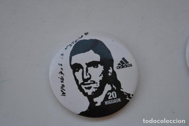 Coleccionismo deportivo: CHAPA CON IMPERDIBLE HIGUAIN  (ADIDAS)
