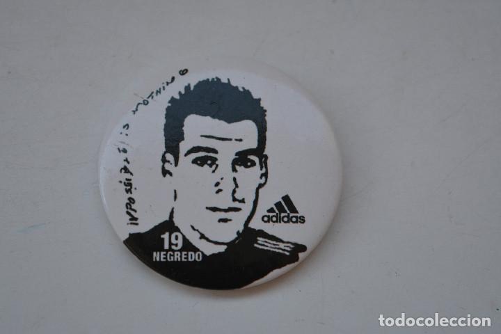 Coleccionismo deportivo: CHAPA CON IMPERDIBLE NEGREDO (ADIDAS)