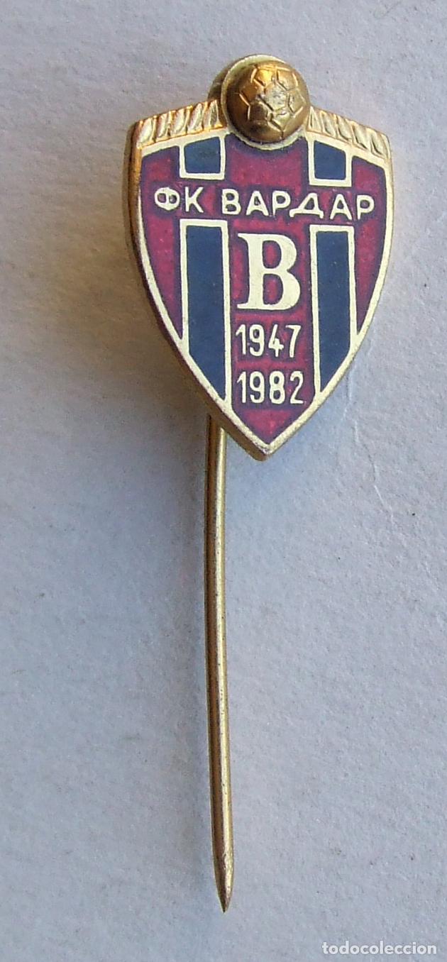 Collectionnisme sportif: ANTIGUA INSIGINA DE ALFILER CLUB DE FUTBOL CONMEMORATIVA DE PAIS DEL ESTE COMUNISTA