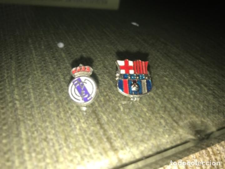 Sports collectibles: LOTE ANTIGUOS PINS BARCELONA FC REAL MADRID