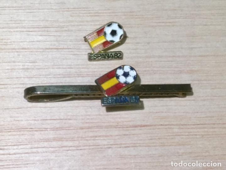 Coleccionismo deportivo: Pisacorbata e Insignia mundial de f&uacute;tbol. Espa&ntilde;a 1982