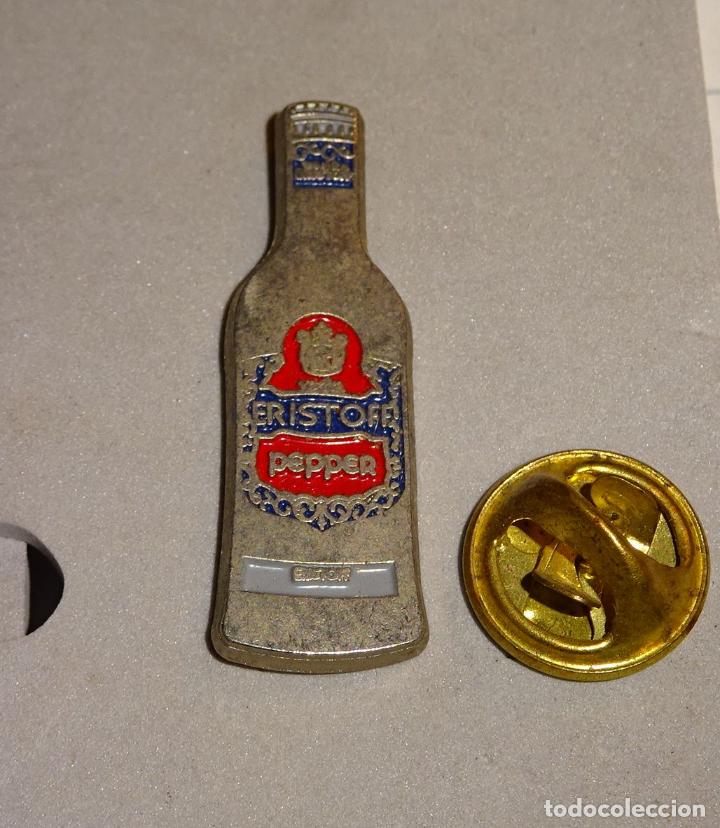 Coleccionismo deportivo: PIN DE BEBIDAS. BOTELLA DE VODKA ERISTOFF - Foto 1