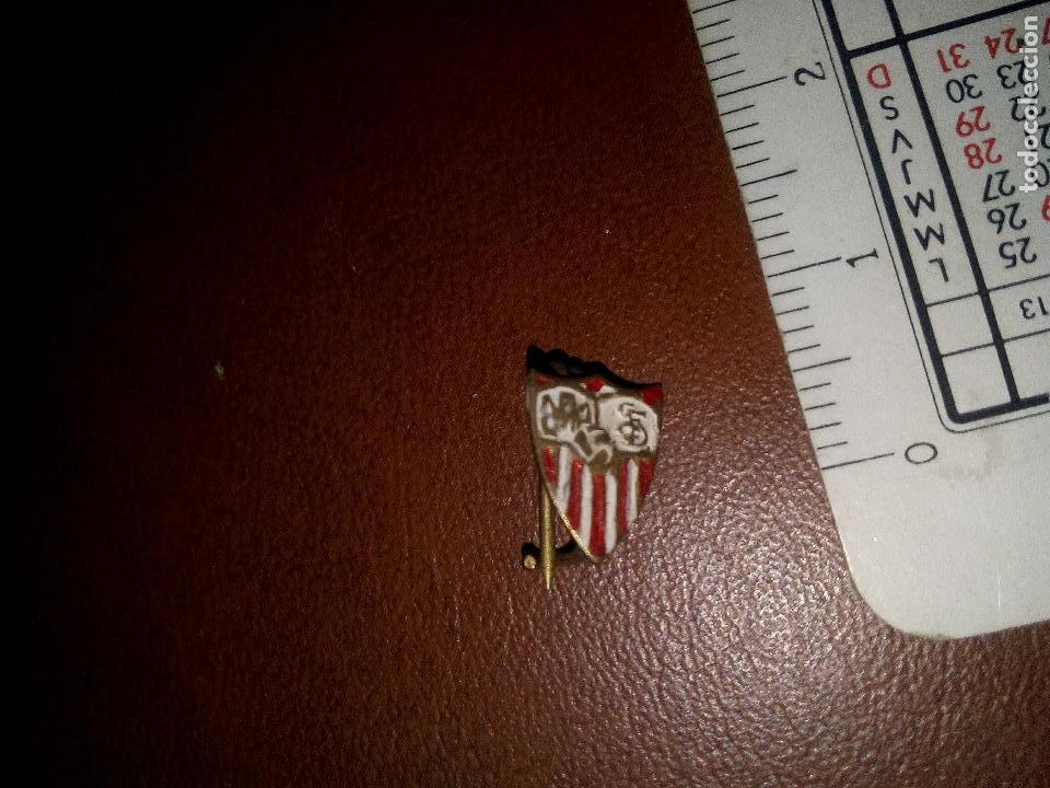 Coleccionismo deportivo: Sevilla. Insignia antigua - Foto 1