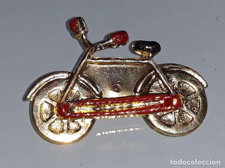 Coleccionismo deportivo: ANTIGUO PIN BICICLETA A&Ntilde;OS 90 EN LATON