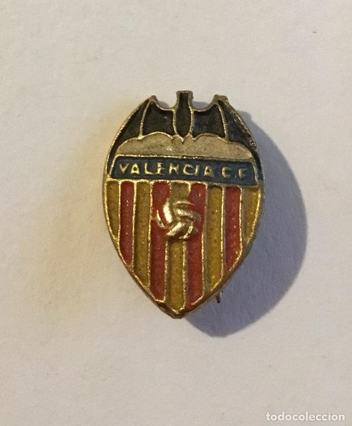 Coleccionismo deportivo: Valencia antiguo pin curioso balón relieve