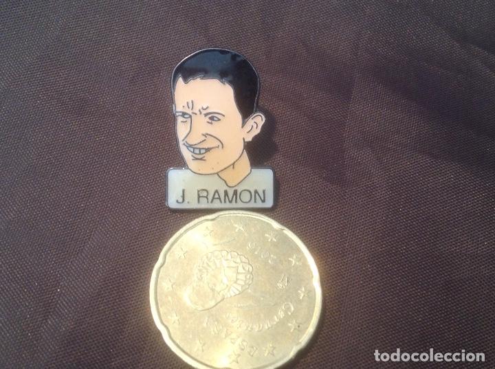 Colecionismo desportivo: Pin jugador Deportivo de la Coru&ntilde;a J. Ram&oacute;n sin mariposa