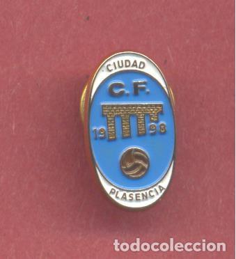 PIN C.F. CIUDAD DE PLASENCIA,, COMPLETO CON AGUJA Y CIERRE, VER FOTOS (Coleccionismo Deportivo - Pins de Deportes - Fútbol)
