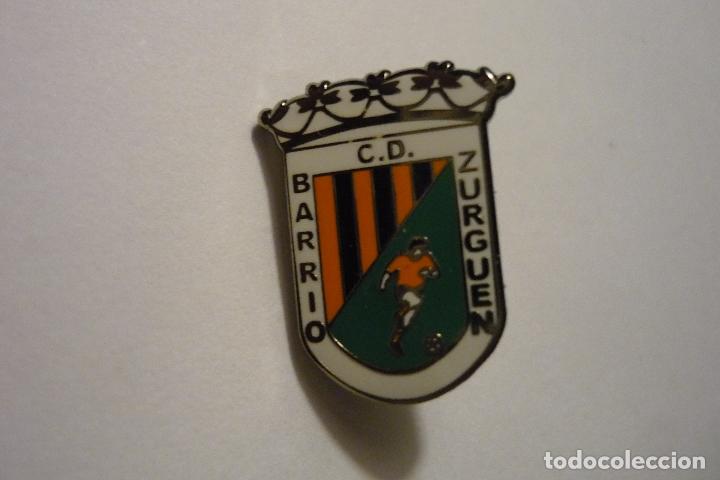 Collezionismo sportivo: PIN FUTBOL CD BARRIO ZURGUEN