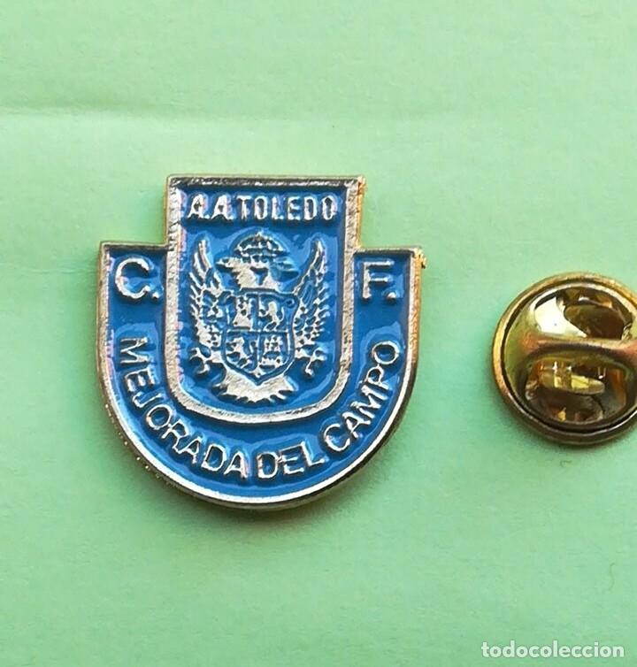 Coleccionismo deportivo: PIN - ESCUDO EQUIPO DE FUTBOL - A.A. TOLEDO . C.F. MEJORADA DEL CAMPO - MADRID