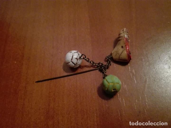 Collezionismo sportivo: MUY ANTIGUO Y CURIOSO ALFILER DE SOLAPA CON DOS BALONES Y UNA BOTA DE PORCELANA