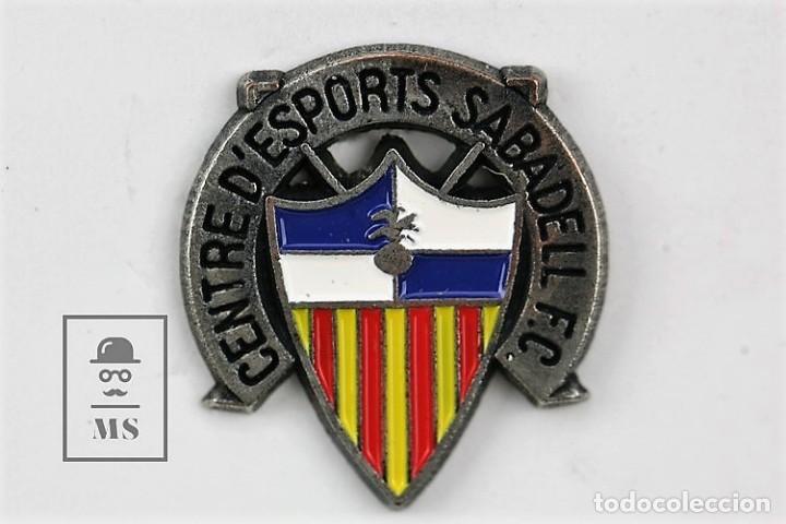 Sammelleidenschaft Sport: Pin de F&uacute;tbol - Centre D' Esports Sabadell C.F - Medidas 1,5 x 2 cm