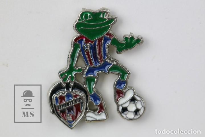 Collectionnisme sportif: Pin de F&uacute;tbol - Levante U.D / Escudo, Mascota / Rana - Medidas 2 x 2,5 cm