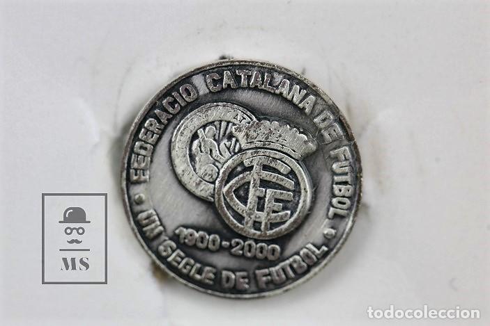 Sammelleidenschaft Sport: Insignia De Solapa - Federaci&oacute;n Catalana De Futbol / Un Segle De Futbol  - Centenario - Plata