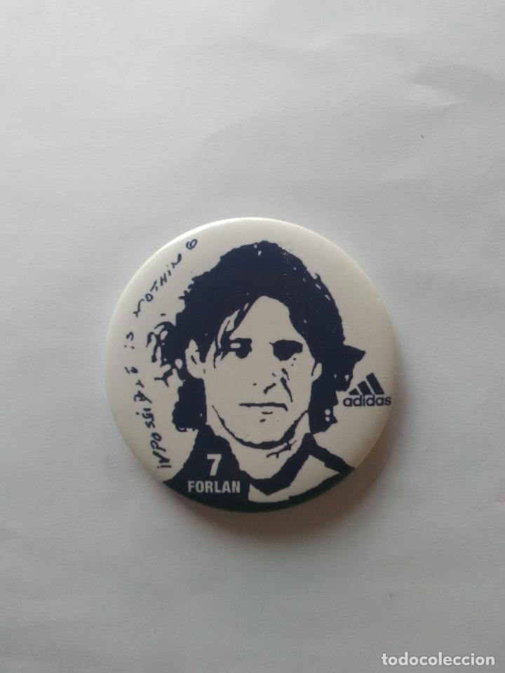 Coleccionismo deportivo: CHAPA PUBLICITARIA ADIDAS PUBLICIDAD - IMPOSSIBLE IS NOTHING: DIEGO FORL&Aacute;N (MIDE 4,5 CM DE DI&Aacute;METRO)