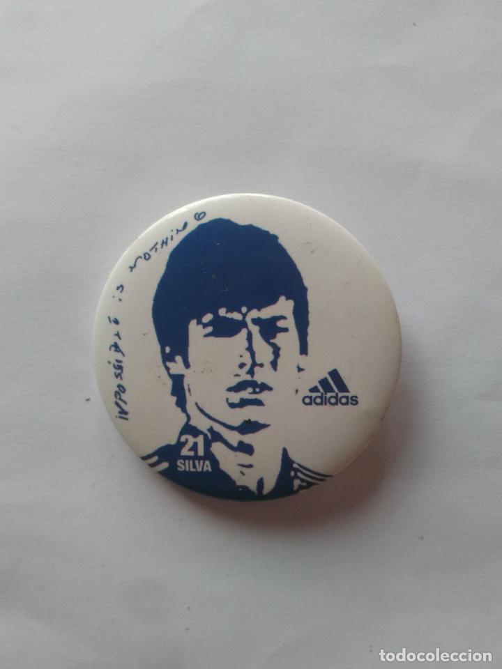 Coleccionismo deportivo: CHAPA PUBLICITARIA ADIDAS PUBLICIDAD - IMPOSSIBLE IS NOTHING: DAVID SILVA (MIDE 4,5 CM DE DI&Aacute;METRO)