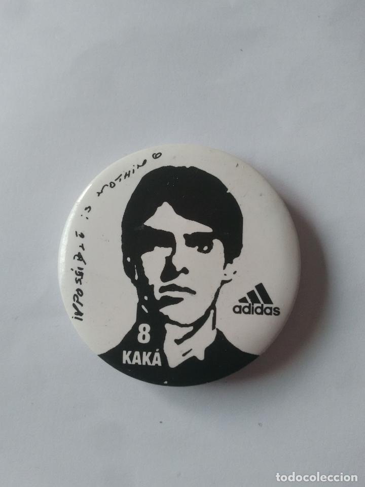 Coleccionismo deportivo: CHAPA PUBLICITARIA ADIDAS PUBLICIDAD IMPOSSIBLE IS NOTHING: KAK&Aacute;, REAL MADRID (MIDE 4,5 CM DI&Aacute;METRO)