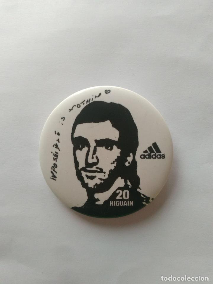 Coleccionismo deportivo: CHAPA PUBLICITARIA ADIDAS PUBLICIDAD IMPOSSIBLE IS NOTHING: HIGUA&Iacute;N, REAL MADRID (4,5 CM DI&Aacute;METRO)