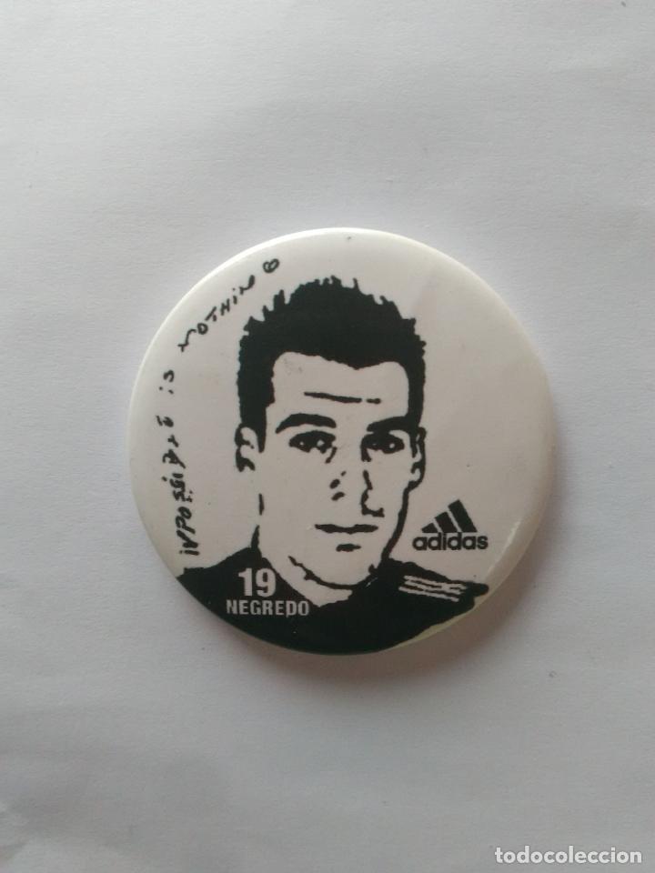 Coleccionismo deportivo: CHAPA PUBLICITARIA ADIDAS PUBLICIDAD IMPOSSIBLE IS NOTHING: NEGREDO, SEVILLA (DI&Aacute;METRO 4,5 CM)