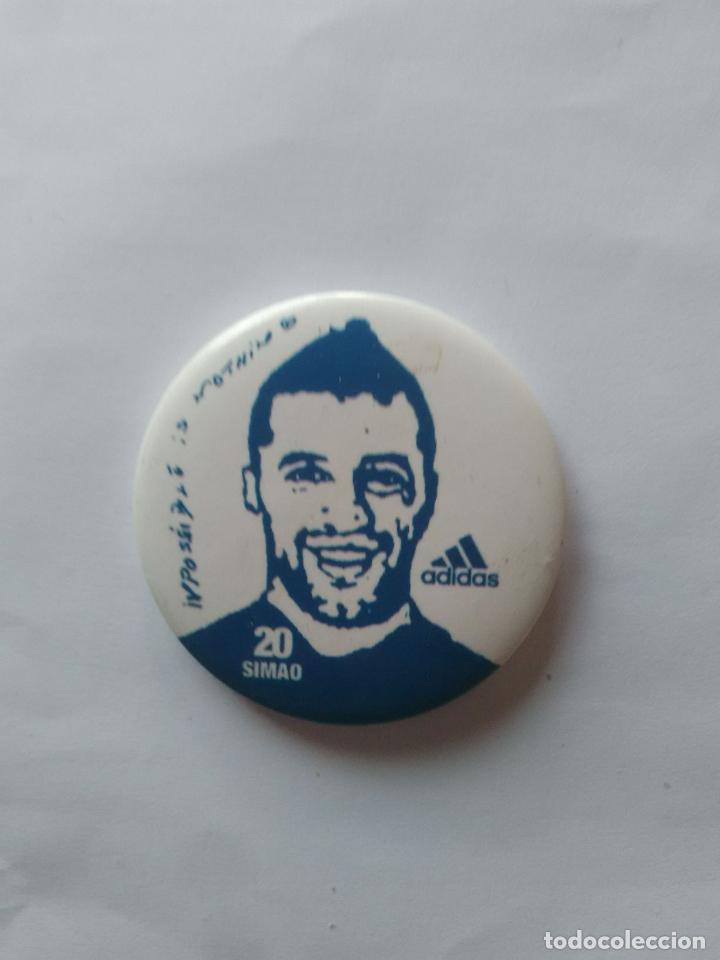 Coleccionismo deportivo: CHAPA PUBLICITARIA ADIDAS PUBLICIDAD IMPOSSIBLE IS NOTHING: SIMAO SABROSA ATL&Eacute;TICO (DI&Aacute;METRO 4,5 CM)