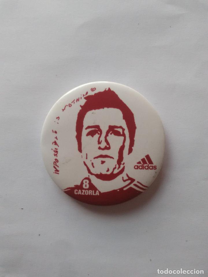 Coleccionismo deportivo: CHAPA PUBLICITARIA ADIDAS PUBLICIDAD IMPOSSIBLE IS NOTHING: CAZORLA, VILLARREAL (DI&Aacute;METRO 4,5 CM)
