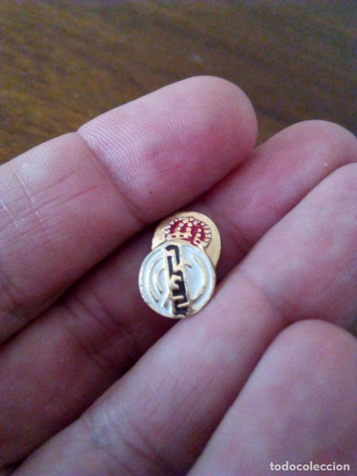 Coleccionismo deportivo: Antiguo Pin de Ojal del Real Madrid. - Foto 2