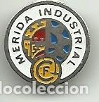 Coleccionismo deportivo: (P-382)INSIGNIA DE SOLAPA MERIDA INDUSTRIAL CLUB FUTBOL