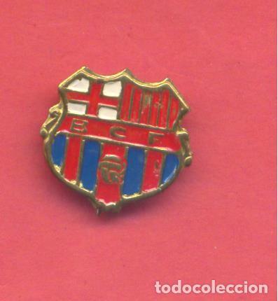 Coleccionismo deportivo: antiguo pin insignia f.c.barcelona,de alfiler en reverso,con inscripcion b.c.f. en anverso ver fotos - Foto 1 - 139231290