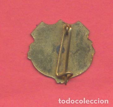 Coleccionismo deportivo: antiguo pin insignia f.c.barcelona,de alfiler en reverso,con inscripcion b.c.f. en anverso ver fotos - Foto 2 - 139231290
