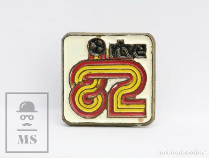 Sammelleidenschaft Sport: Pin de F&uacute;tbol - RTVE. Mundial de F&uacute;tbol Espa&ntilde;a 82 / 1982 - Medidas 12 x 12 mm