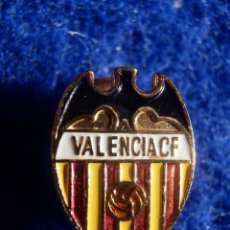 Coleccionismo deportivo: INSIGNIA DE OJAL PARA SOLAPA - CLUB DE FUTBOL - VALENCIA C.F. . Lote 152862394