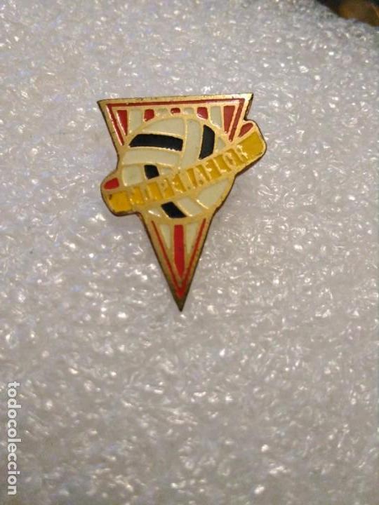 Coleccionismo deportivo: Insignia f&uacute;tbol c d Pe&ntilde;aflor - Foto 1