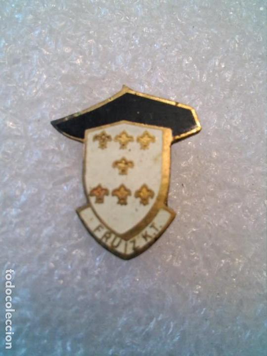 Coleccionismo deportivo: INSIGNIA F&Uacute;TBOL FRUIZ K.T