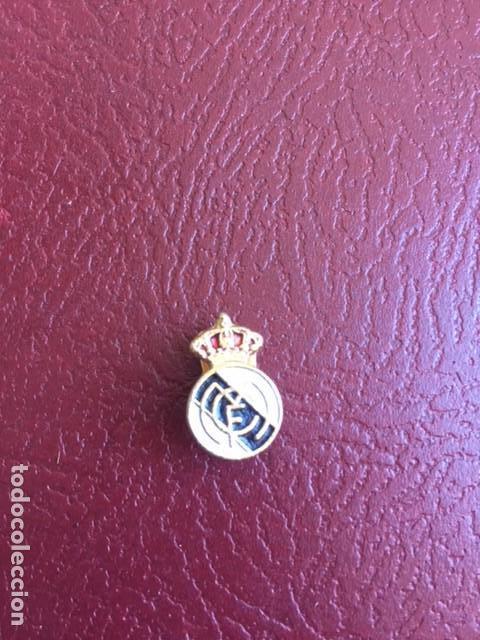 Coleccionismo deportivo: REAL MADRID INSIGNIA TIPO  OJAL  EXCELENTE  ESTADO