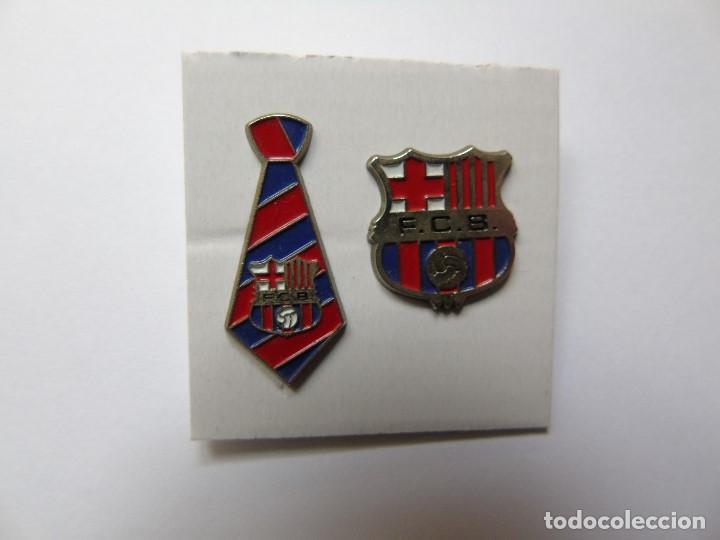 Coleccionismo deportivo: LOTE DE DOS PINS DEL BAR&Ccedil;A- CORBATA Y ESCUDO - Foto 1