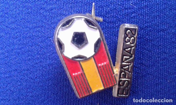Coleccionismo deportivo: PIN ESPA&Ntilde;A 82 - Foto 3