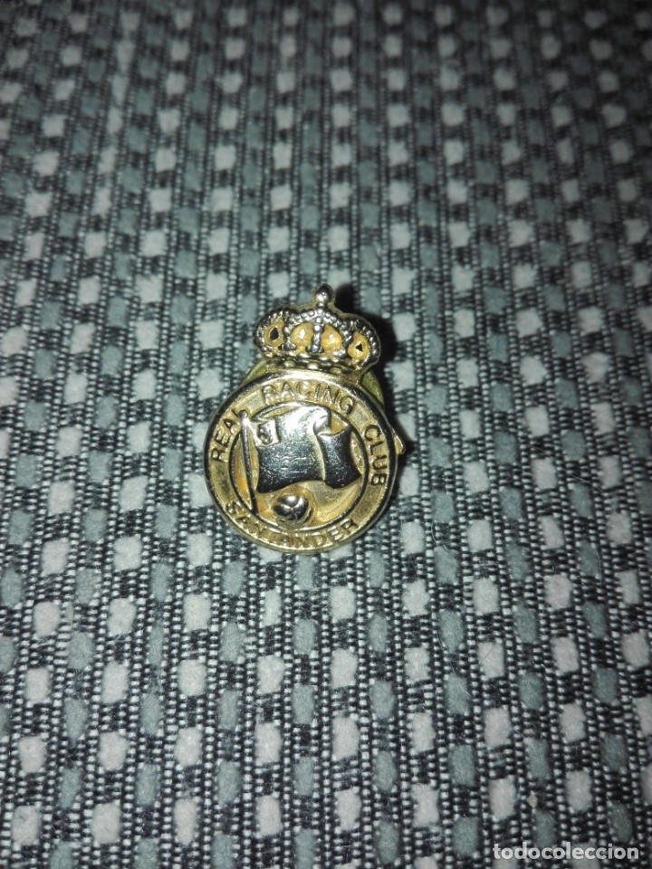 Coleccionismo deportivo: Pin racing de Santander dorado